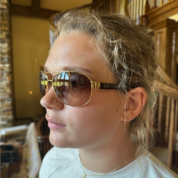 Like new Women’s Ray-Ban Aviator style sunglasses - Picture 16 of 16